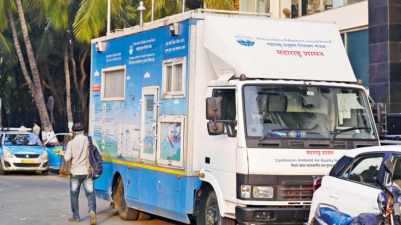 MPCB’s air quality monitoring van at Marine Drive. File Pic/Ashish Raje
