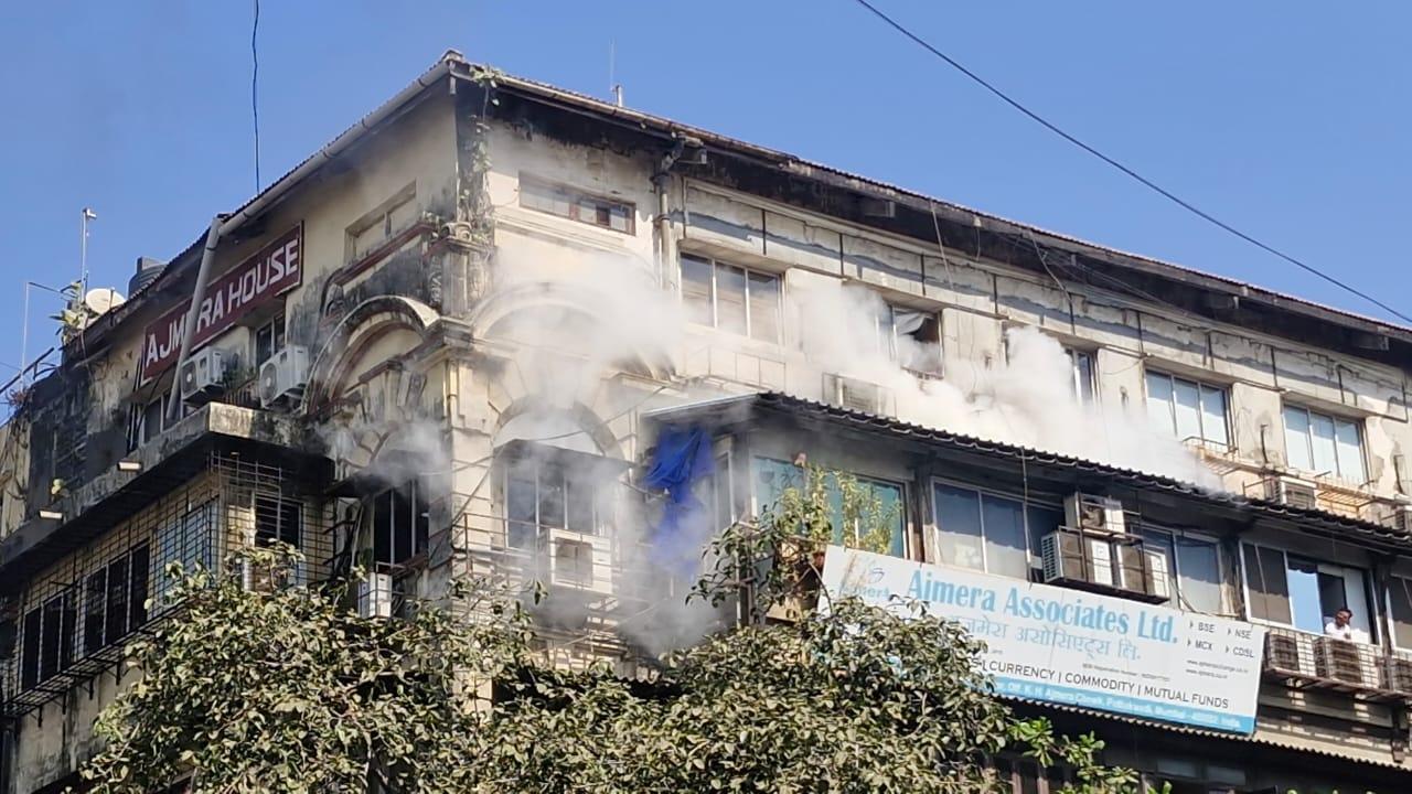 Mumbai: Fire breaks out in a building at Lohar Chawl near Kalbadevi