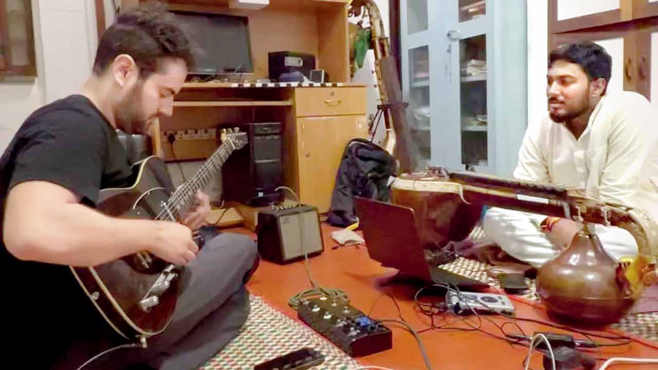 Alec Goldfarb (left) jams with Ramana Balachandran in Tamil Nadu.  pic courtesy/Bhavajan Kumar