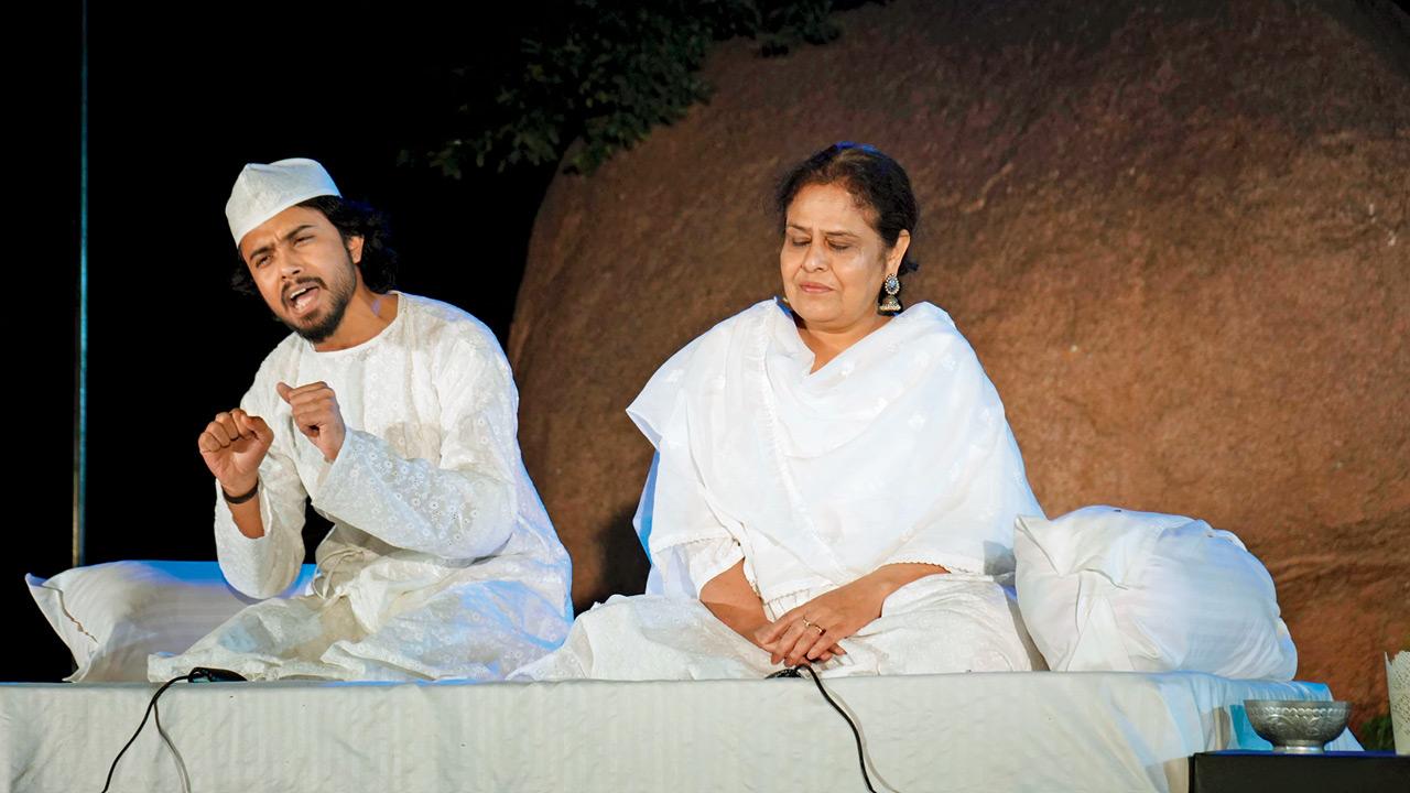Udit Kumar and Meera Rizvi perform Mantoiyat 
