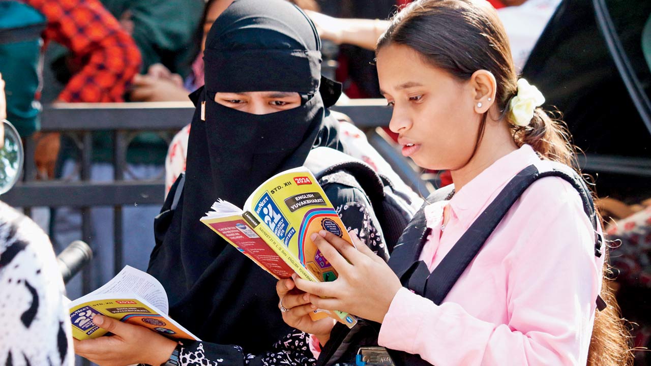 HSC students pore over study material outside Mithibai college ahead of the examination on February 21, 2024. File pic/Anurag Ahire