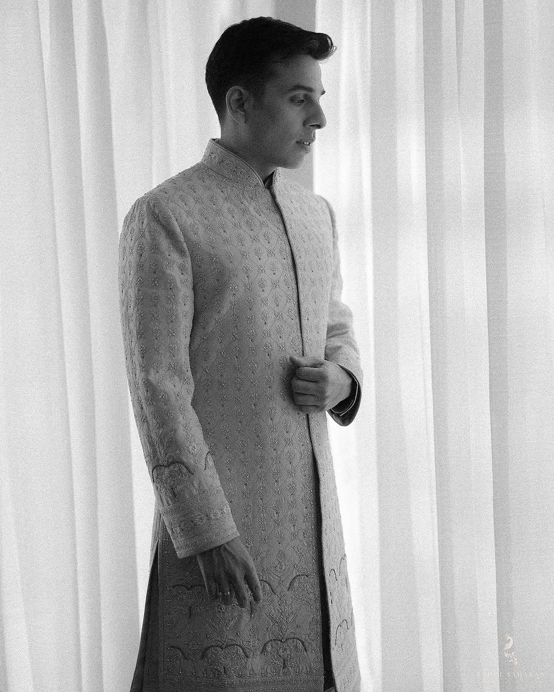 Anuv Jain is a popular Indian singer-songwriter known for his soulful indie-pop tracks like 