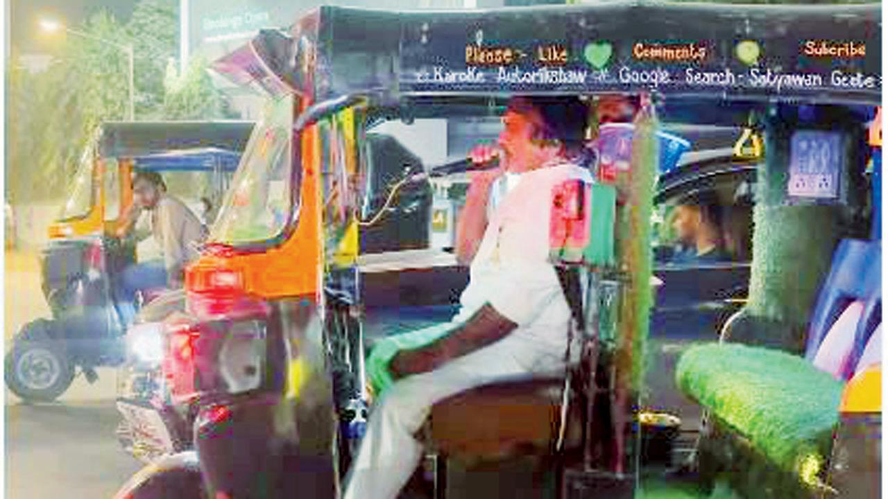 Satyawan Gite sings a tune at a traffic signal. PIC COURTESY/INSTAGRAM