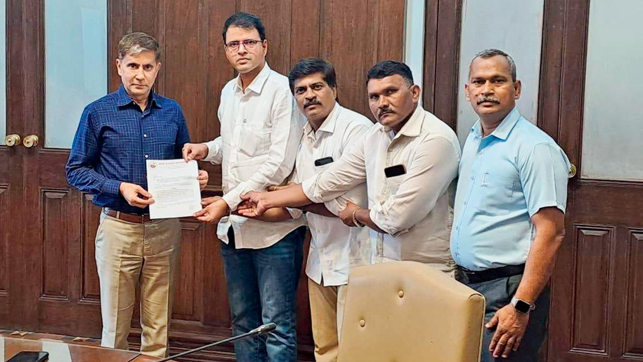 Mumbai: BEST’s wet lease workers demand pay parity during strike