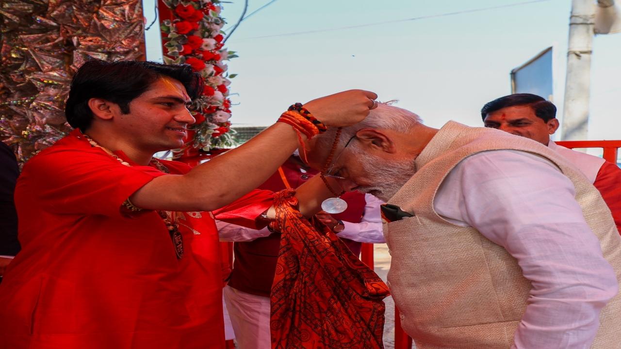 PM Modi was welcomed by Dhirendra Shashtri, the chief of Bhageshwar Dham. 