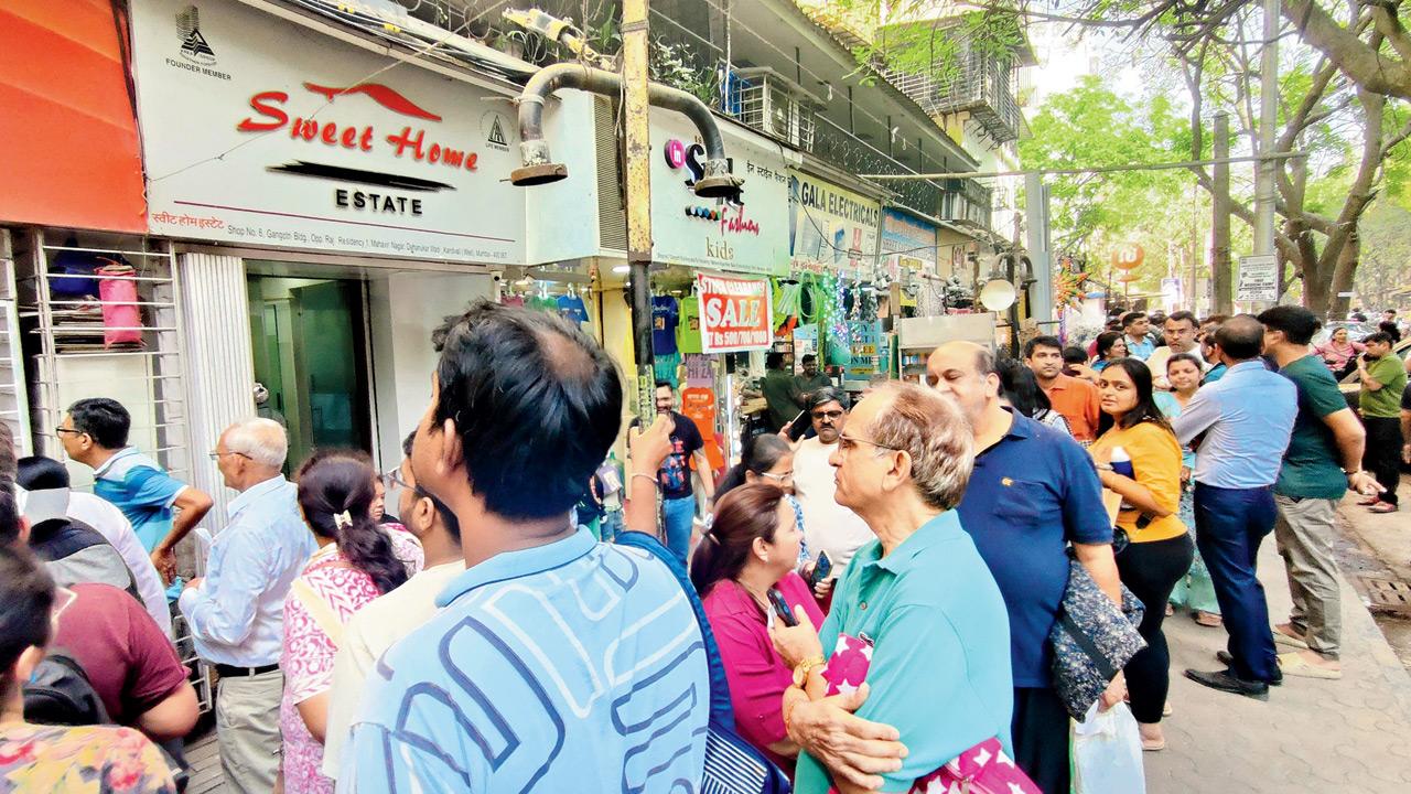 Customers rush to the New India Co-op Bank in Andheri after strict withdrawal curbs last Friday. Pic/Nimesh Dave