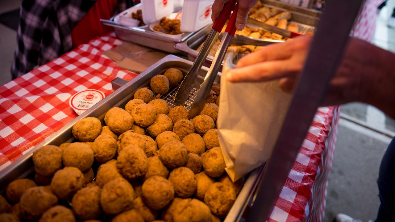 Boudin BallsThe Cajun equivalent of a sausage or meatball appetizer, boudin balls deliver huge flavour. Make the delicacy by rolling a battered mix of pork, rice, onions, peppers and Cajun seasoning into breadcrumbs and frying. The treat’s signature crunch gives way to a flavor representative of Louisiana’s diverse culture and history.