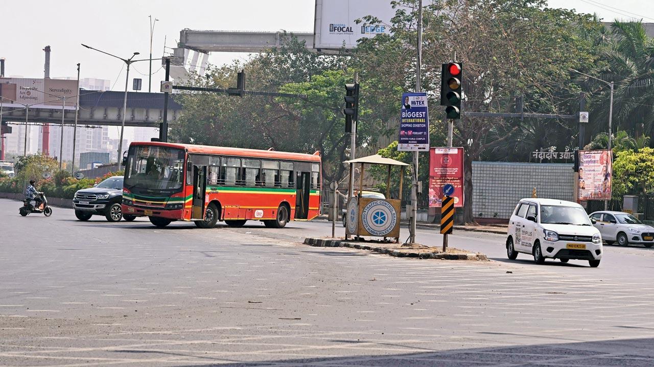 Speed limit signboard missing at Kalanagar Junction on Saturday. Pic/Ashish Raje