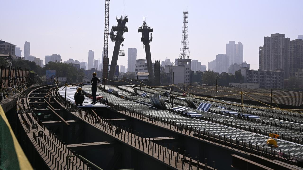 5. Byculla bridge
Work on the new Byculla bridge is expected to be completed by October 2025. In the first stage, a cable-stayed structure is being built parallel to the existing road overbridge without disturbing the existing one, and traffic will be continuous on the existing structure during this stage. 
(In Pic: Work on cable-stayed bridge in Byculla picks up pace. PIC/Ashish Raje)