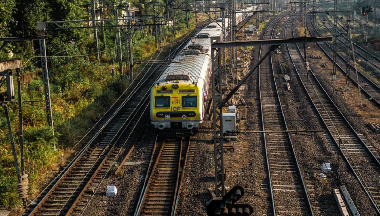 Mumbai local train update: Signal glitch hits Central Railway's local services