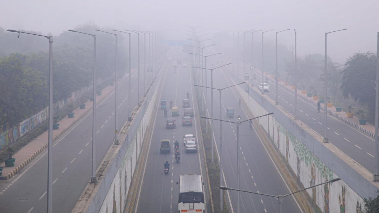 Delhi records minimum temperature of 9.7 degrees Celsius; AQI 'poor'