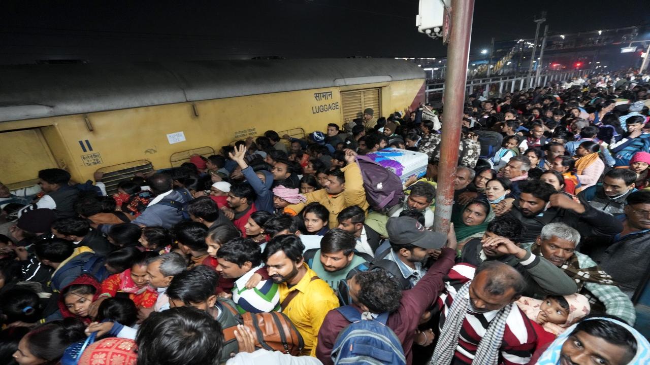 Stampede-like situation at New Delhi railway station, casualties feared