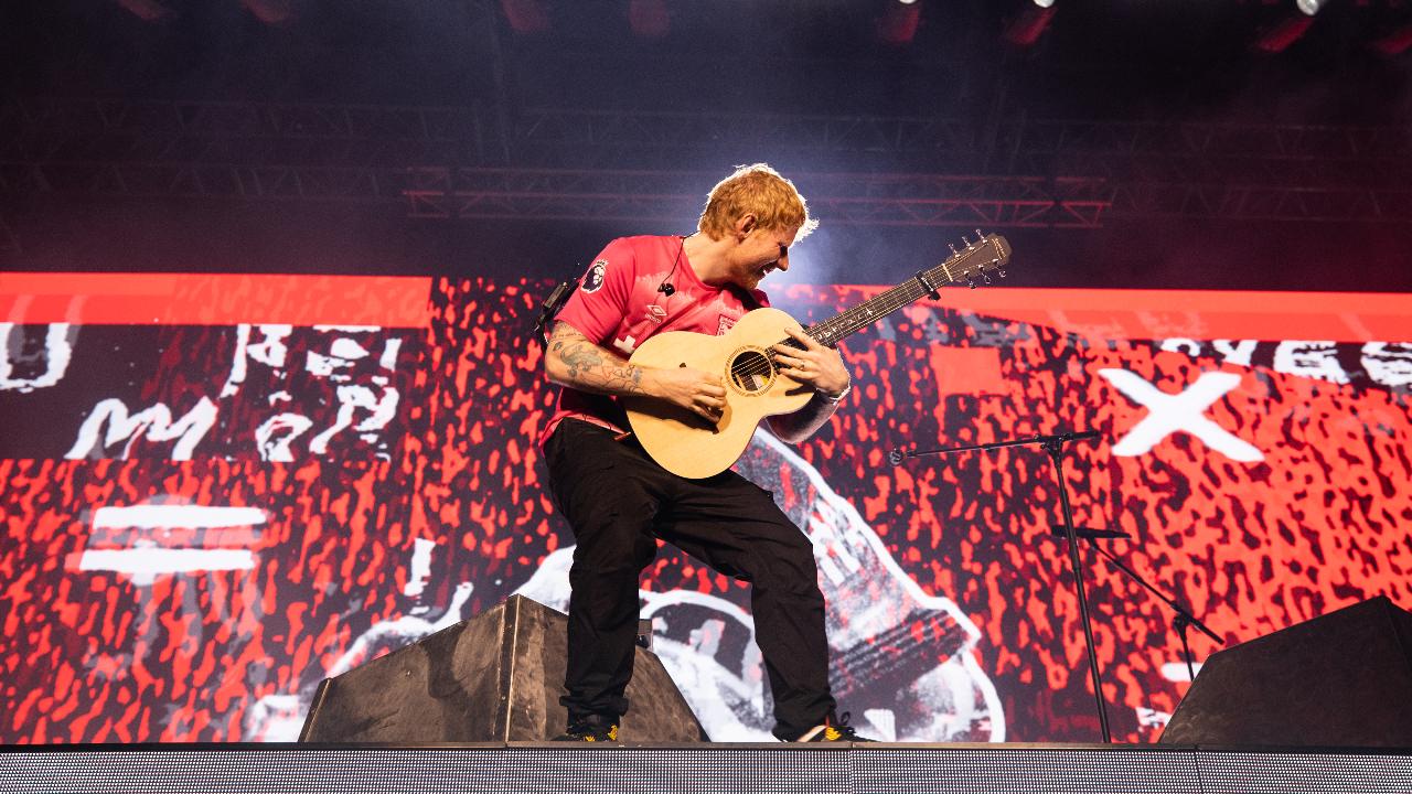 Before Ed Sheeran took the stage, the evening started off with an electrifying performance by Jonita Gandhi, the talented singer known for her captivating voice and versatile range. Jonita left the audience mesmerised with a stunning set that included some of her most beloved tracks such as ‘Deva Deva’, ‘What Jhumka?’, ‘Sitara’ and the crowd favourite ‘Chellama’.