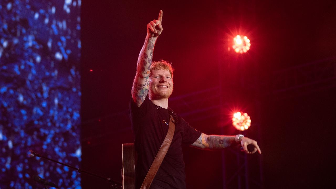 Ed Sheeran took the stage donning a t-shirt that said ‘Chennai’ celebrating the city, the crowd erupted in cheers. Opening with ‘Castle on the Hill’, the atmosphere instantly ignited and fans couldn’t help but join in, singing along to every word