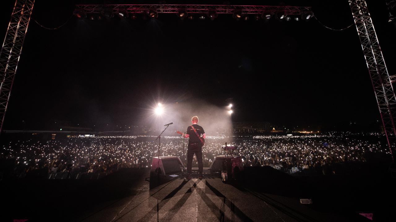 Ed Sheeran took the stage donning a t-shirt that said ‘Bengaluru’ celebrating the city. Opening with ‘Castle on the Hill’, the atmosphere instantly ignited and fans couldn’t help but join in, singing along to every word