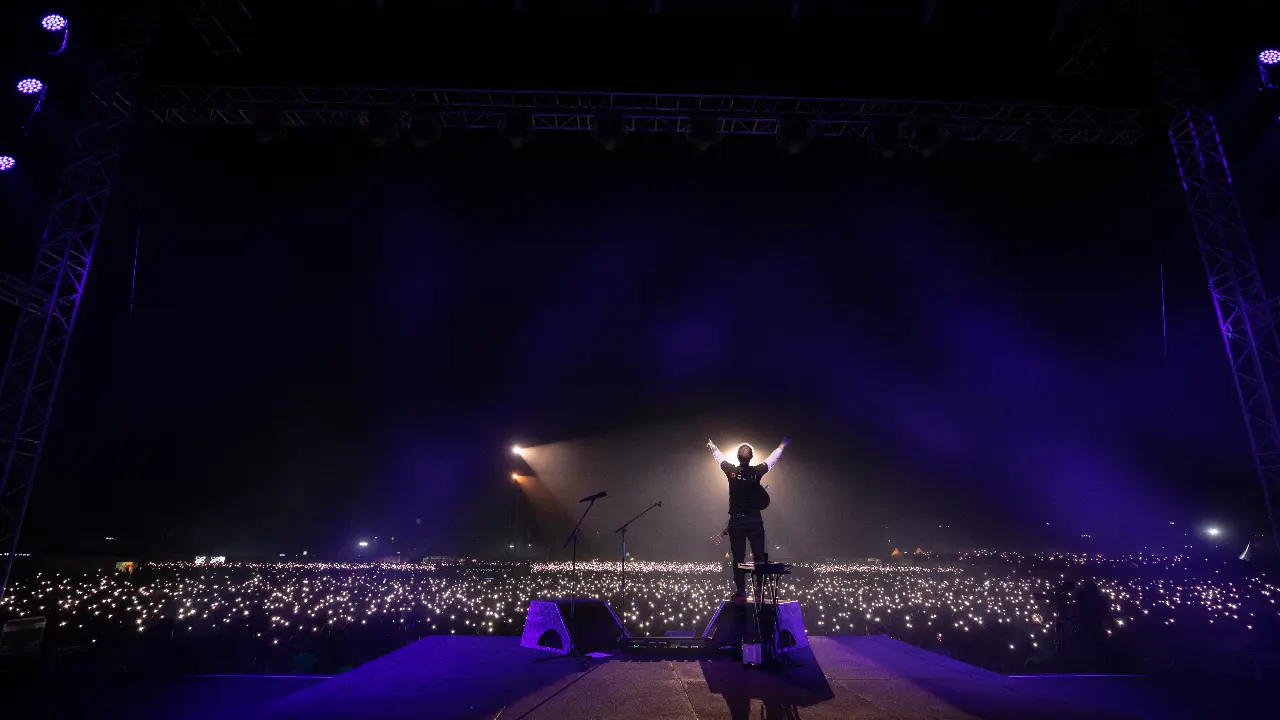 Performing ‘You Need Me, I Don’t Need You’ and ‘Shape of You’, the show closed with ‘Bad Habits’ where the night concluded on a high, with the crowd singing along to every word, creating a chorus that resonated long after the final note was a moment of pure joy. As the performance drew to a close, Ed Sheeran expressed his heartfelt gratitude, saying, 