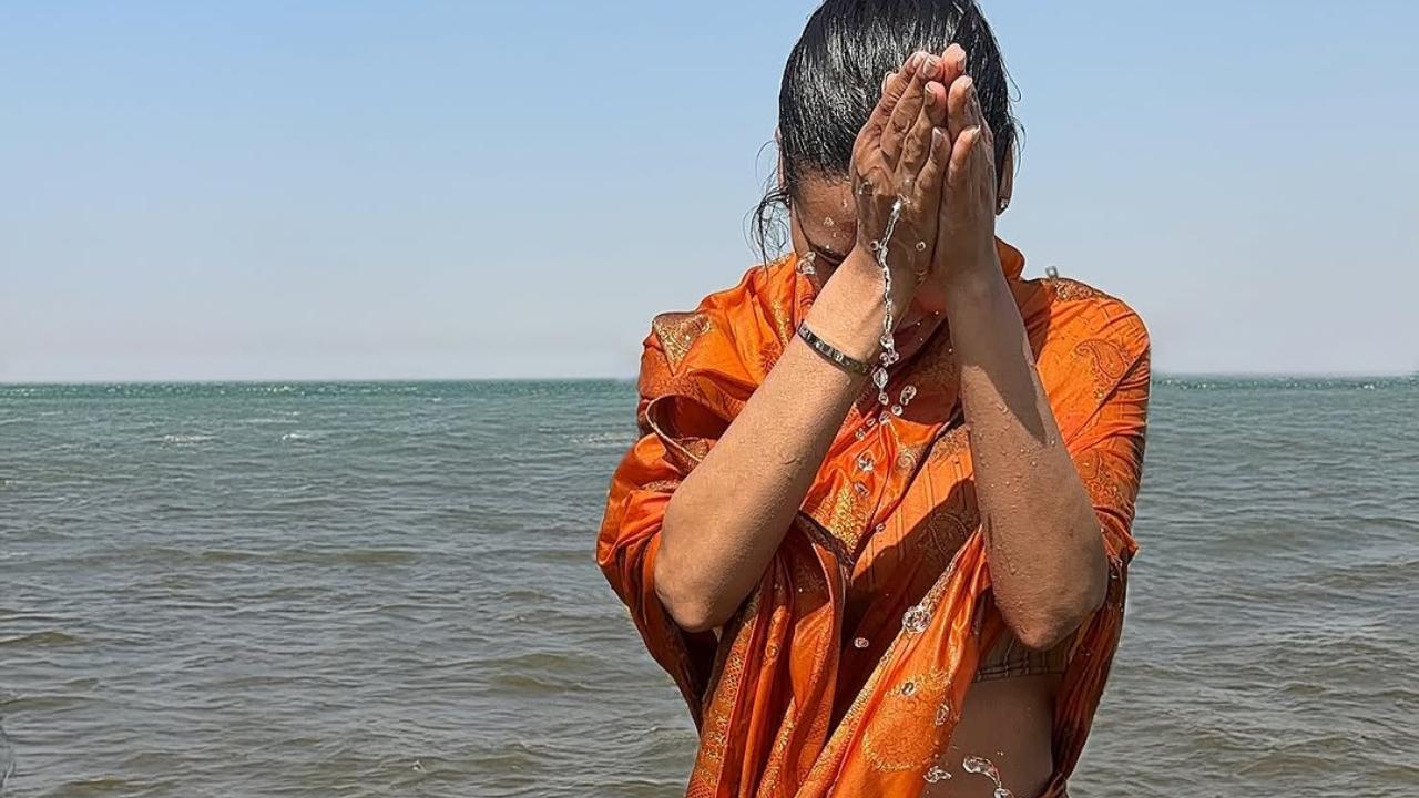 Esha Gupta was among the actresses who visited the ongoing Mela. The Jannat 3 actress took to Instagram and shared a post featuring pictures from her visit to the Mahakumbh