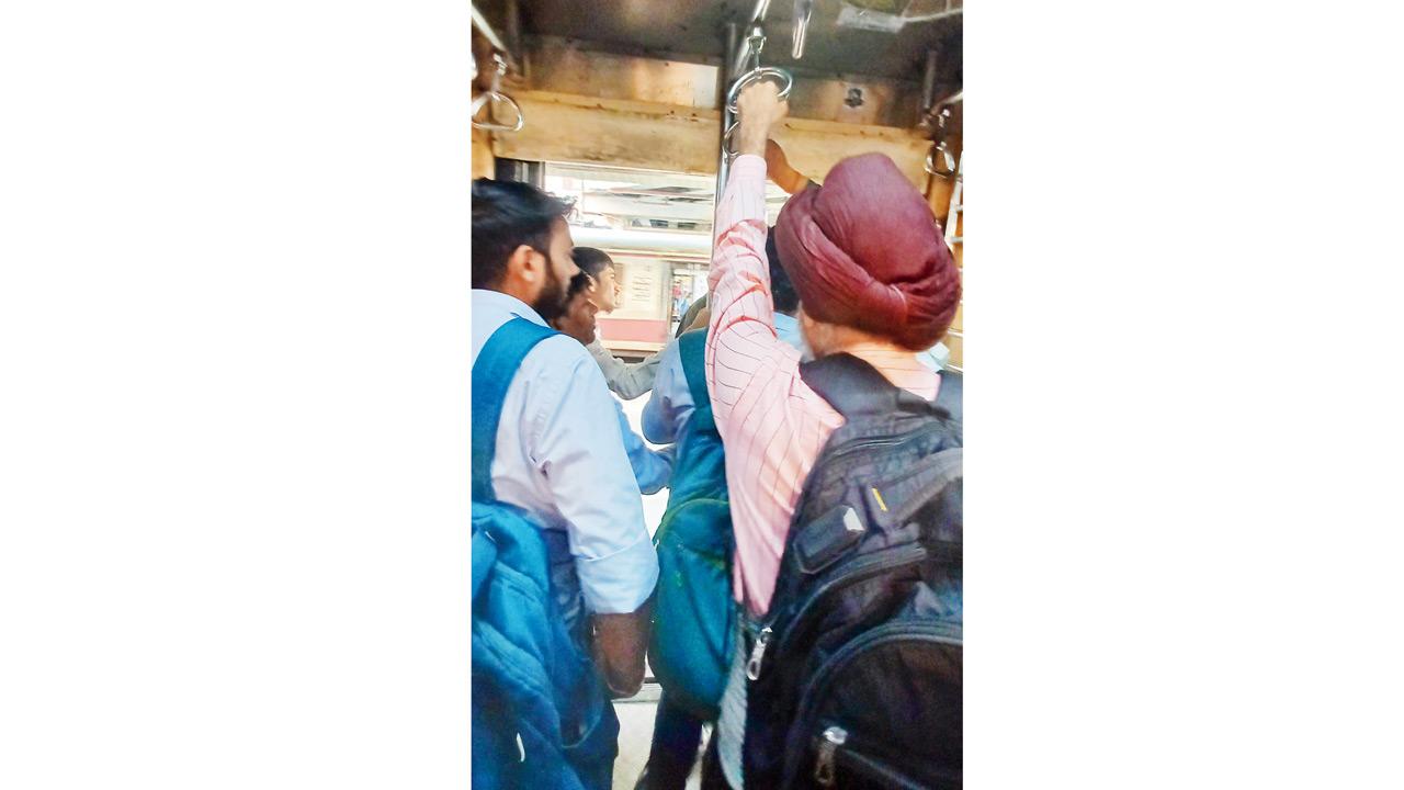 Jasbir Singh (in turban) deboarding the train at CSMT