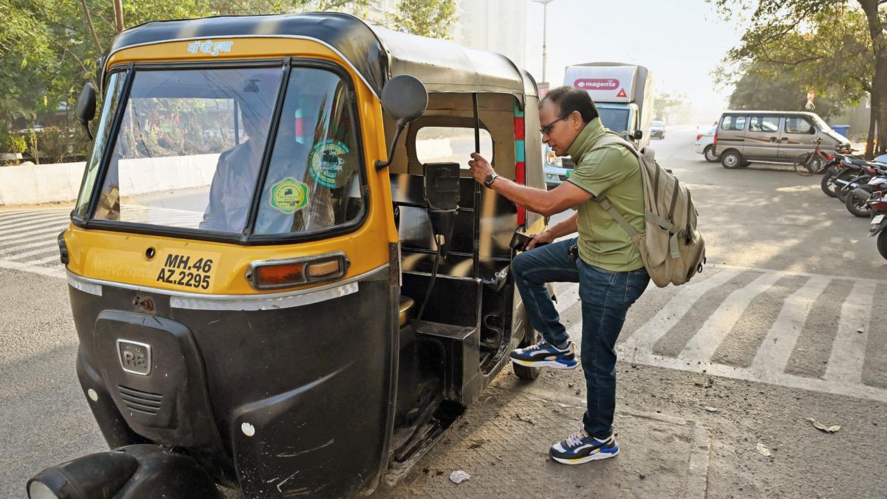 Krishna travelling by rickshaw to Kharghar station on February 18. Pic/Anurag Ahire