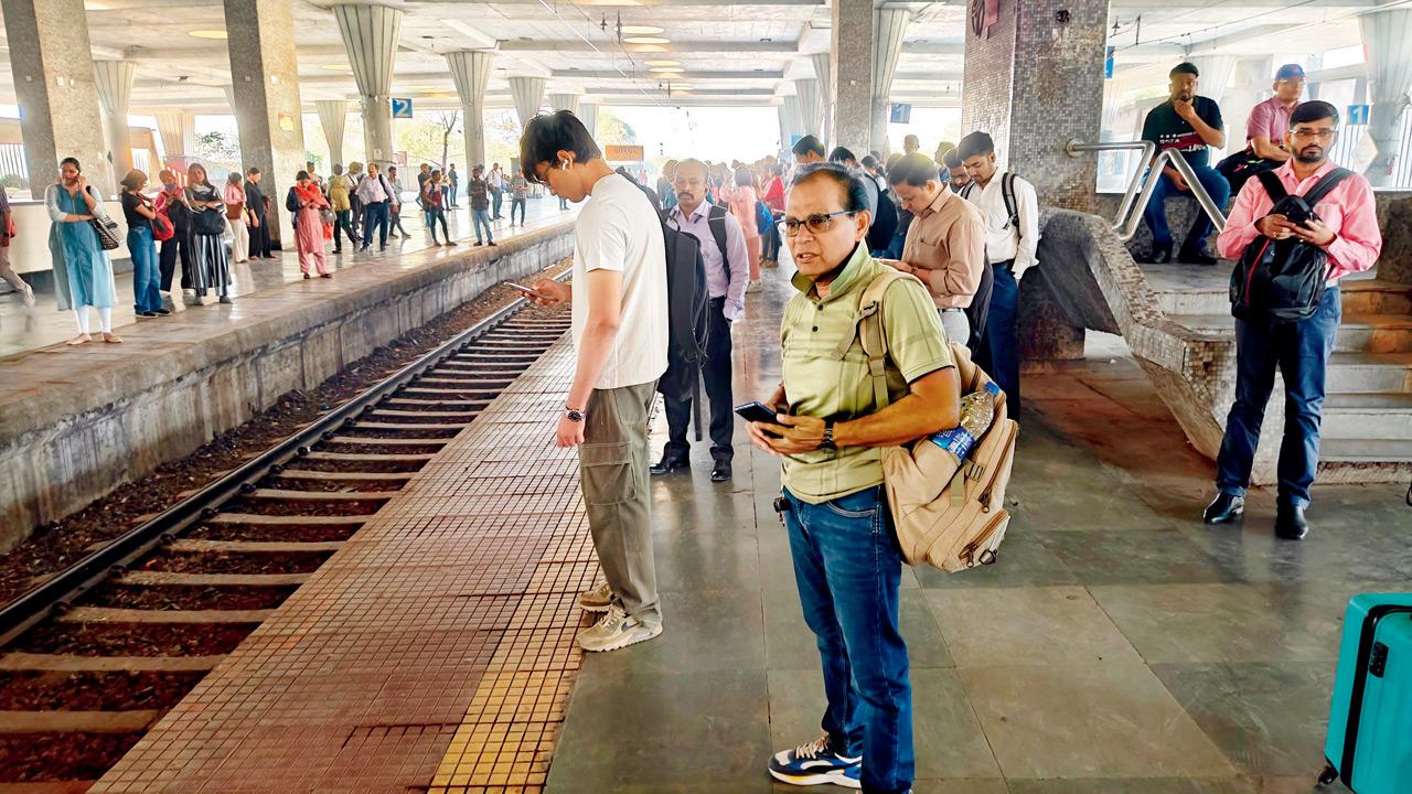 Krishna (right) waiting for a train at Kharghar railway station. Pic/Anurag Ahire