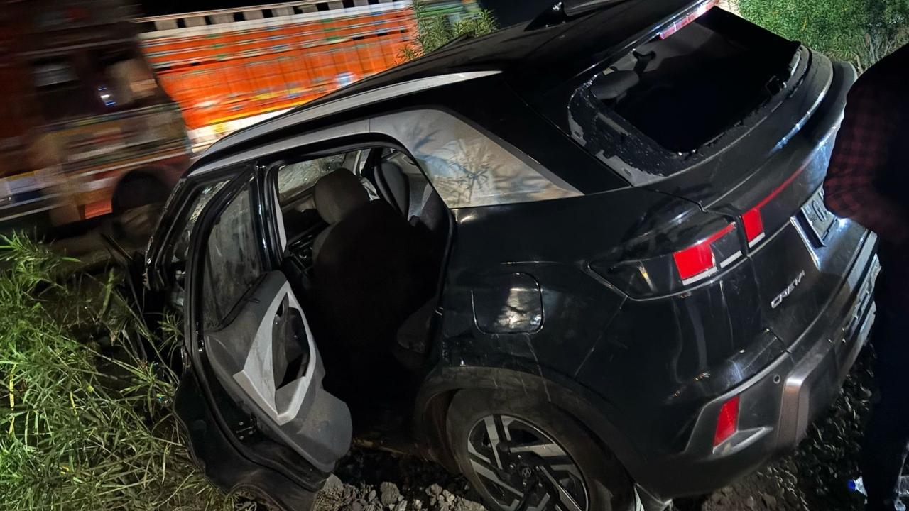 Car hits divider near Charoti on Mumbai-Ahmedabad Highway