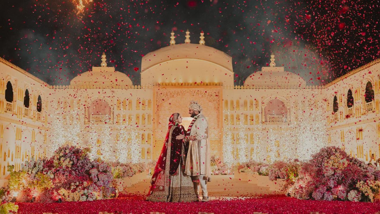 Dressed in traditional attire, Jeet and Diva looked like they are made for each other to be the perfect couple.