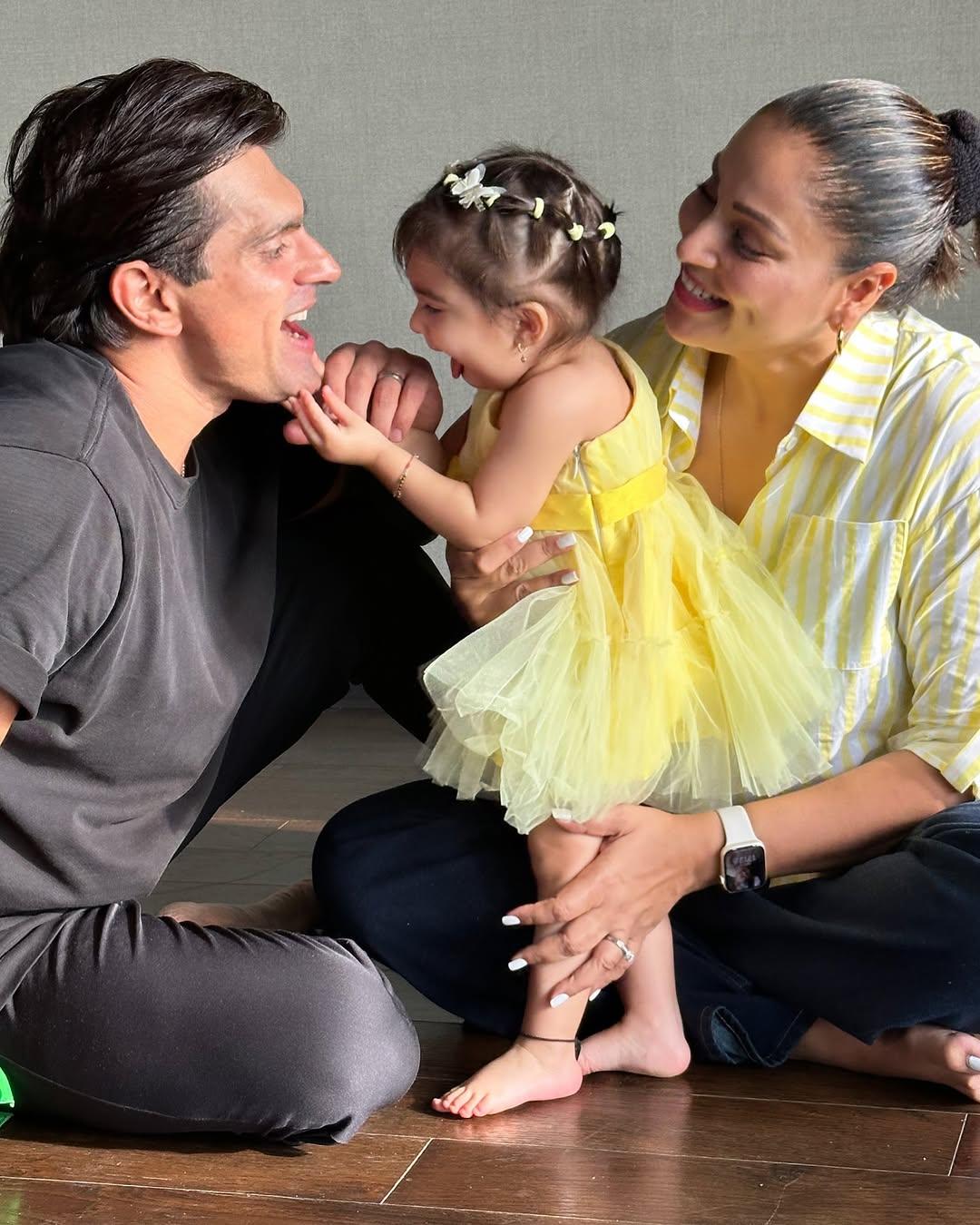 Awwwwiiiee! This is how we reacted when we saw this adorable picture. In this snap, Devi can be seen teasing her dad