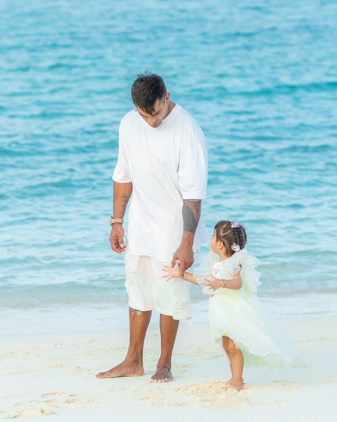 In this picture, Karan can be seen walking with Devi at the seashore