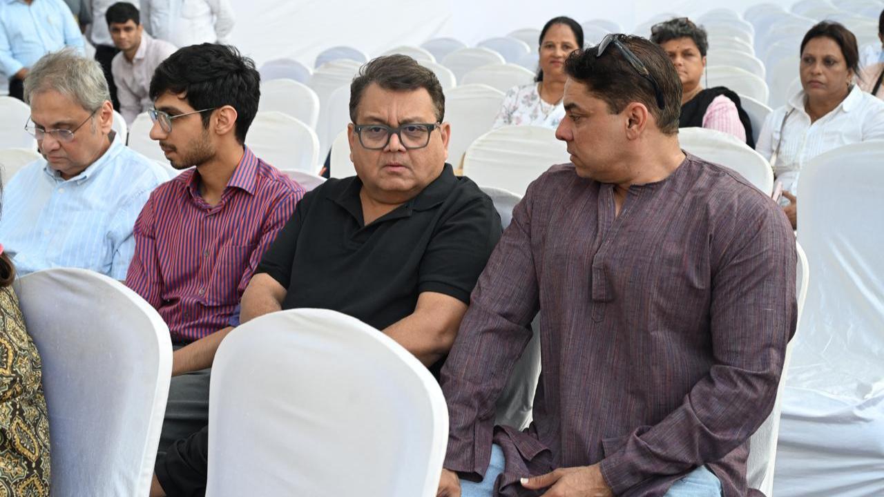 Kunal Vijaykar and Cyrus Broacha were also seen attending the condolence meeting at the Wankhede Stadium