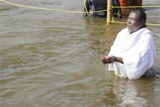 President Murmu also fed migratory birds at Triveni Sangam following her prayers. Uttarakhand Chief Minister Pushkar Singh Dhami, accompanied by his family, also took a dip at the holy site earlier in the day.