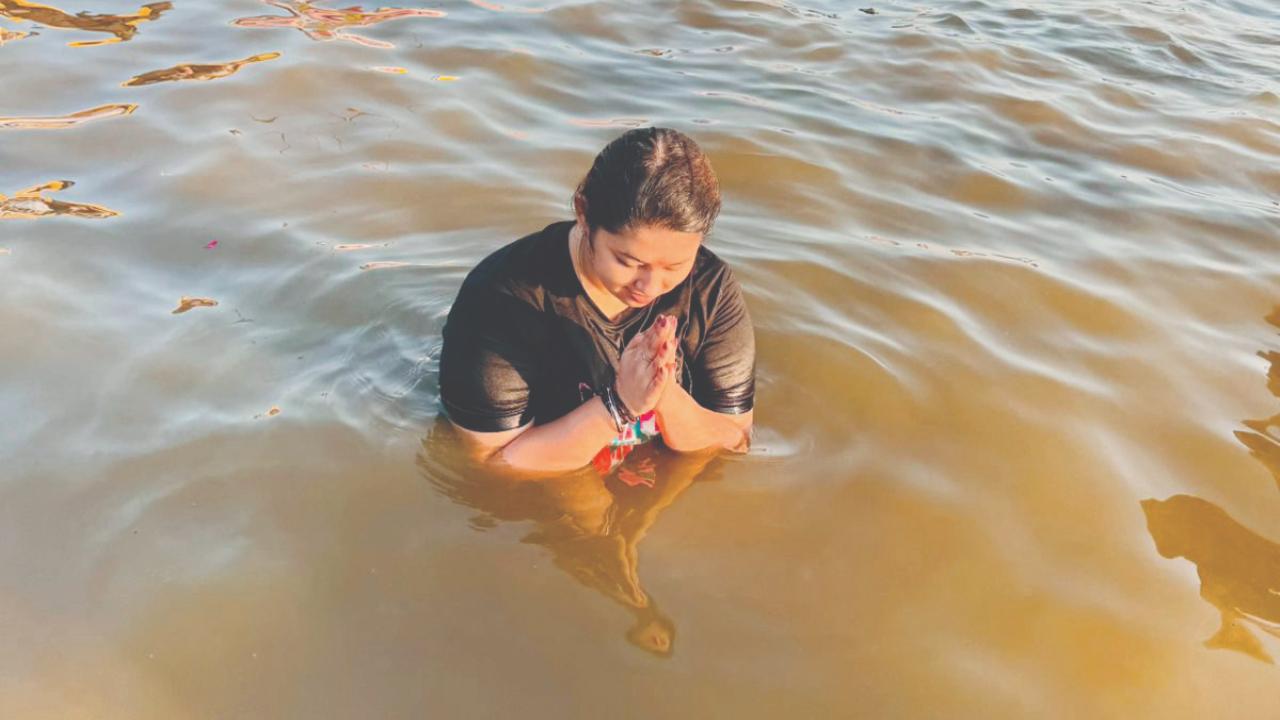 Diya, a 22-year-old B Tech student at Narsee Monjee Institute of Management Studies (NMIMS) said she and her mother are big fans of road trips. The spontaneity of it all made the 24-hour journey even more exciting. Within two hours of their decision, they packed their bags and set off at 8 am on January 23, embarking on the 1,400-kilometer journey from their home in Goregaon West to Prayagraj