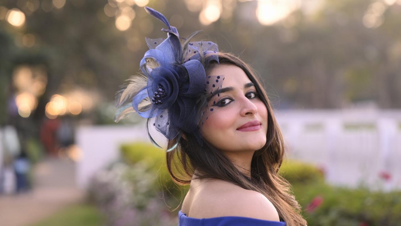 Showcasing fashion at the Mahalaxmi Racecourse, another attendee featured a beautiful navy blue designer hat