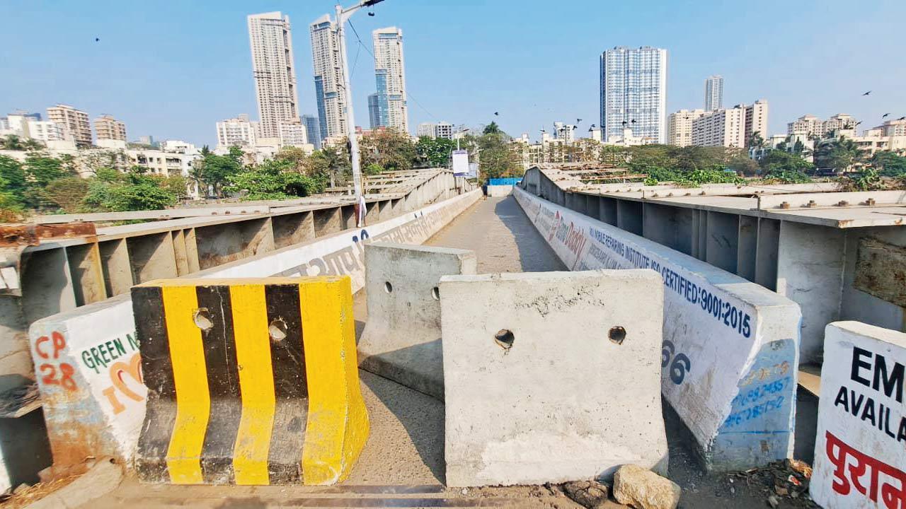 Mumbai: Malad locals stage protest, demand reopening of bridge for bikers