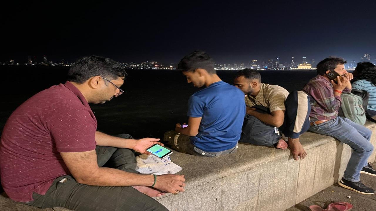At Marine Drive, too, Mumbaikars kept their eyes focused on their screens, awaiting a 'Virat' century