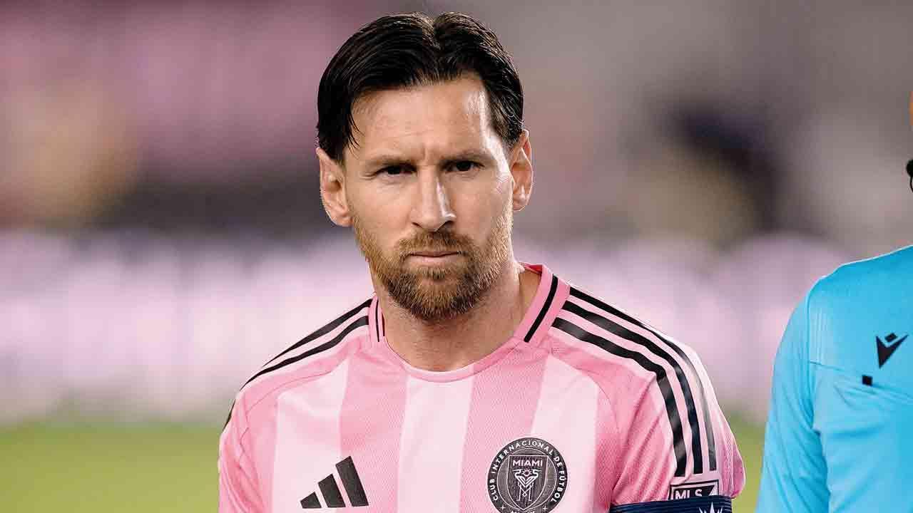 Messi fined for grabbing assistant coach’s neck