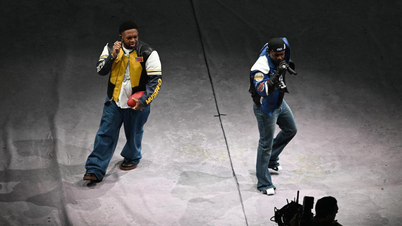 Lamar was joined by Mustard, who put on a complete show together during the halftime show, which is known for its iconic performances over the years