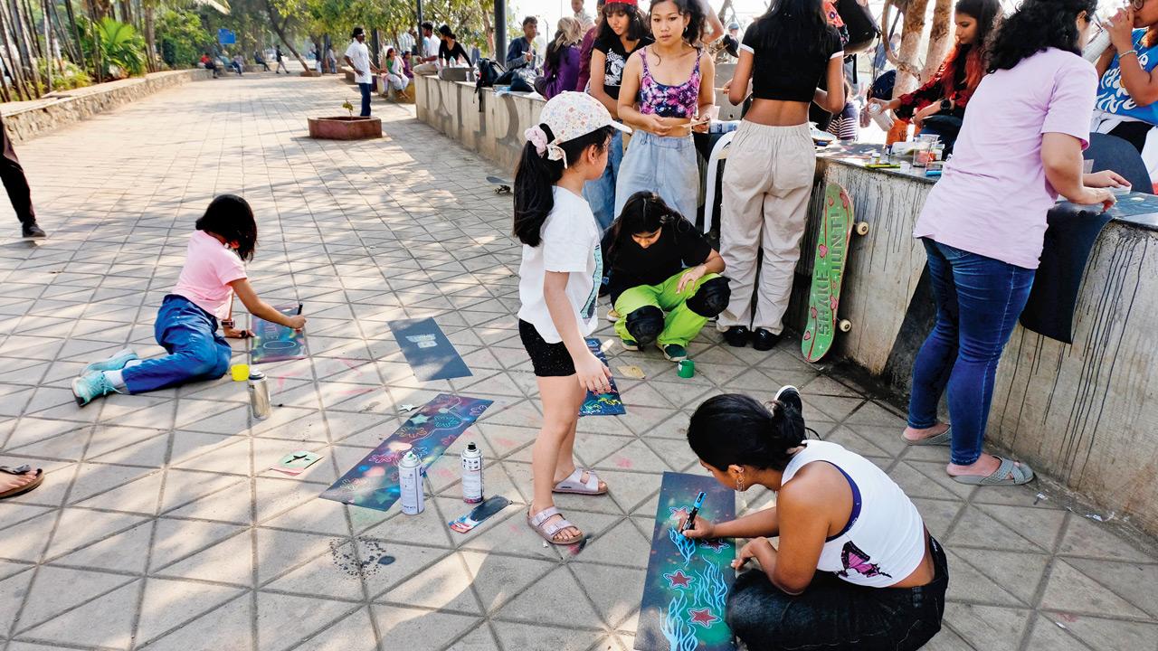 Young participants create artworks at the previous edition