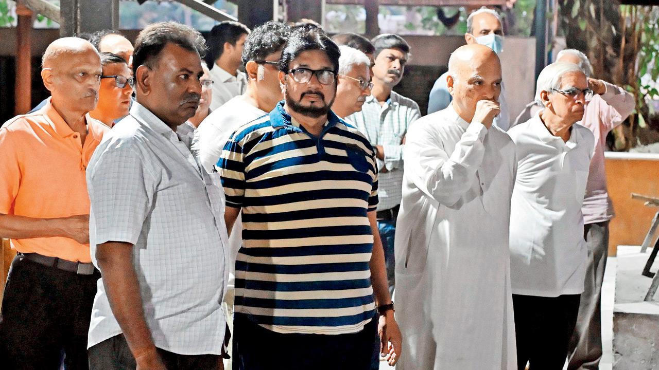 Mourners gather at Shivaji Park. Pics/Sayyed Sameer Abedi