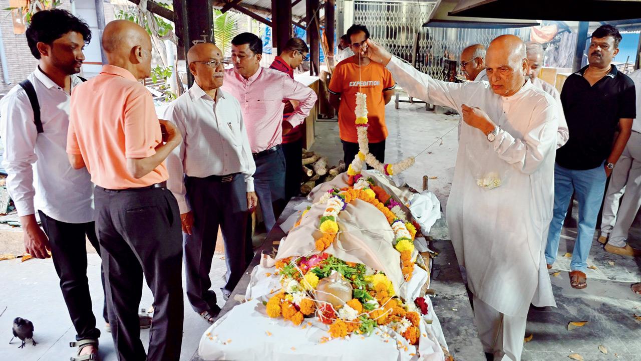 Pt Satish Vyas (in white) pays his last respects in Dadar