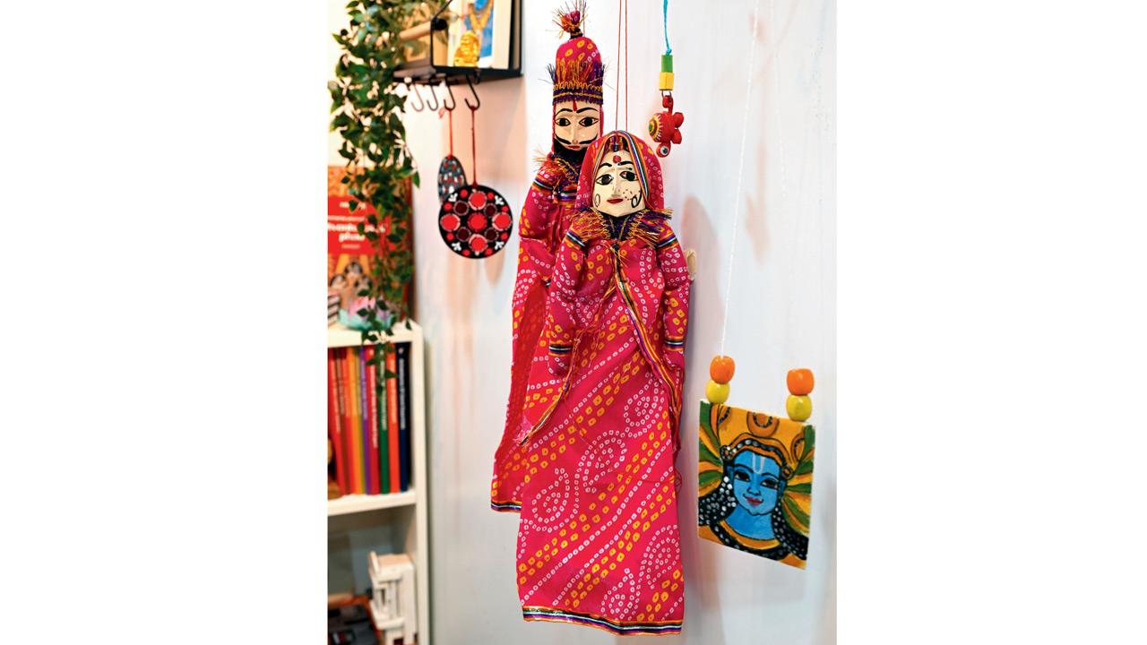 A pair of puppets carved on mango wood by Pappu Bhat