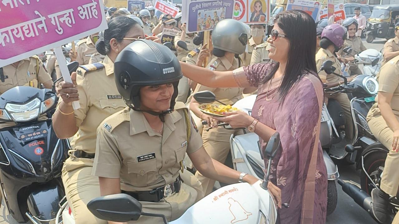 As a part of the initiative, the women police personnel carried placards with messages such as 'Beti Bachao, Beti Padhao (Save the Daughter, Educate the Daughter)', 'Mulgi Shikli ani Pragati Jhali (An educated girl brings progress),' 'Foeticide is a sin', and 'Gender testing is a crime under the law'