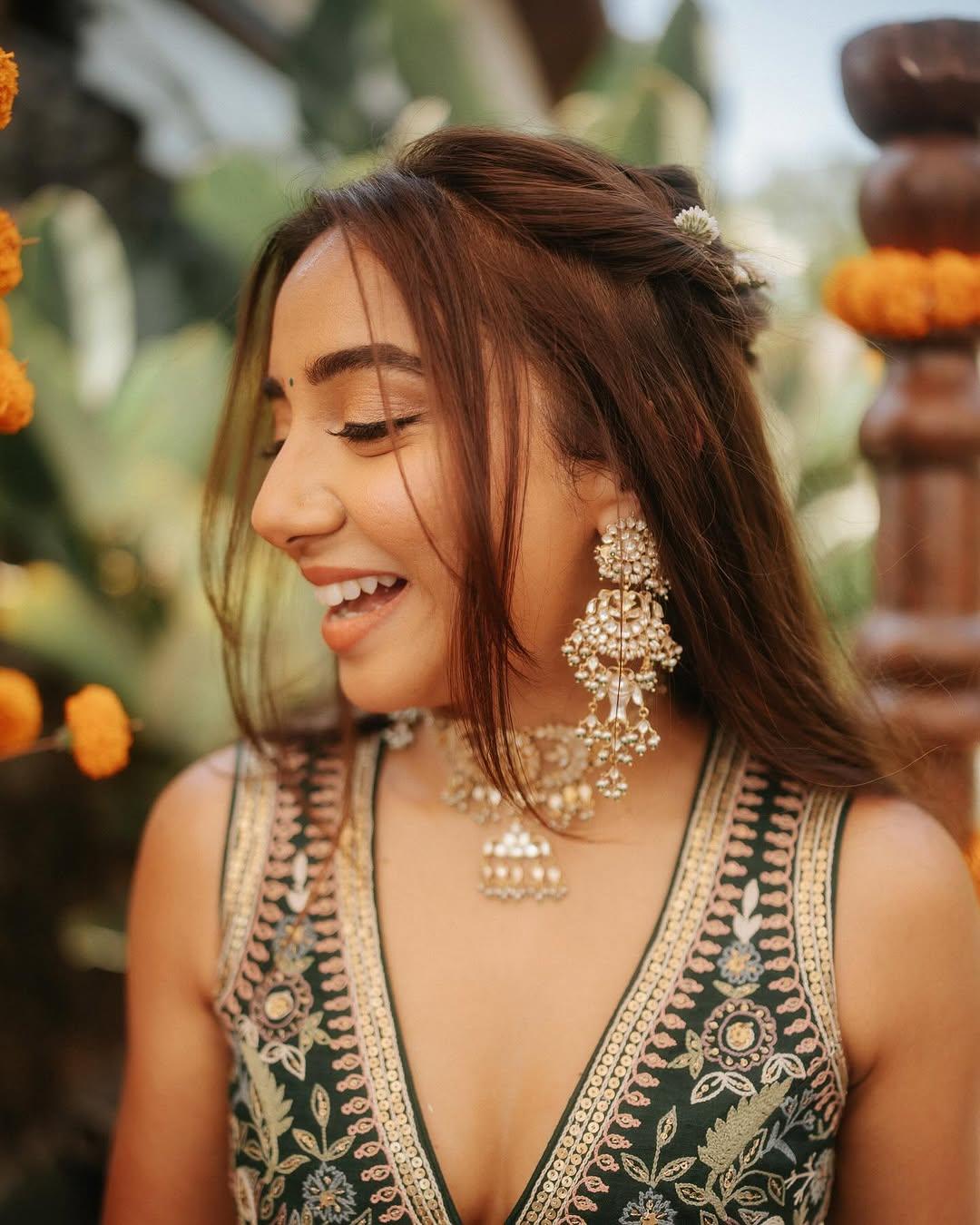For jewellery, Prajakta wore a beautifully intricate choker with giant earrings and simple bracelets