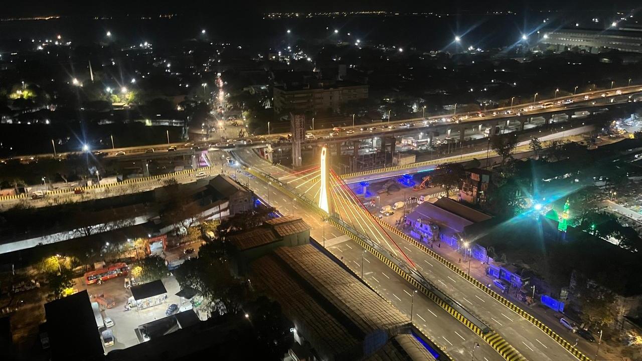 To create space for the new bridge, one railway ticket counter, 130 hutments and 15 sheds had to be relocated with the help of BMC, the Mumbai Port Trust and the Central Railway