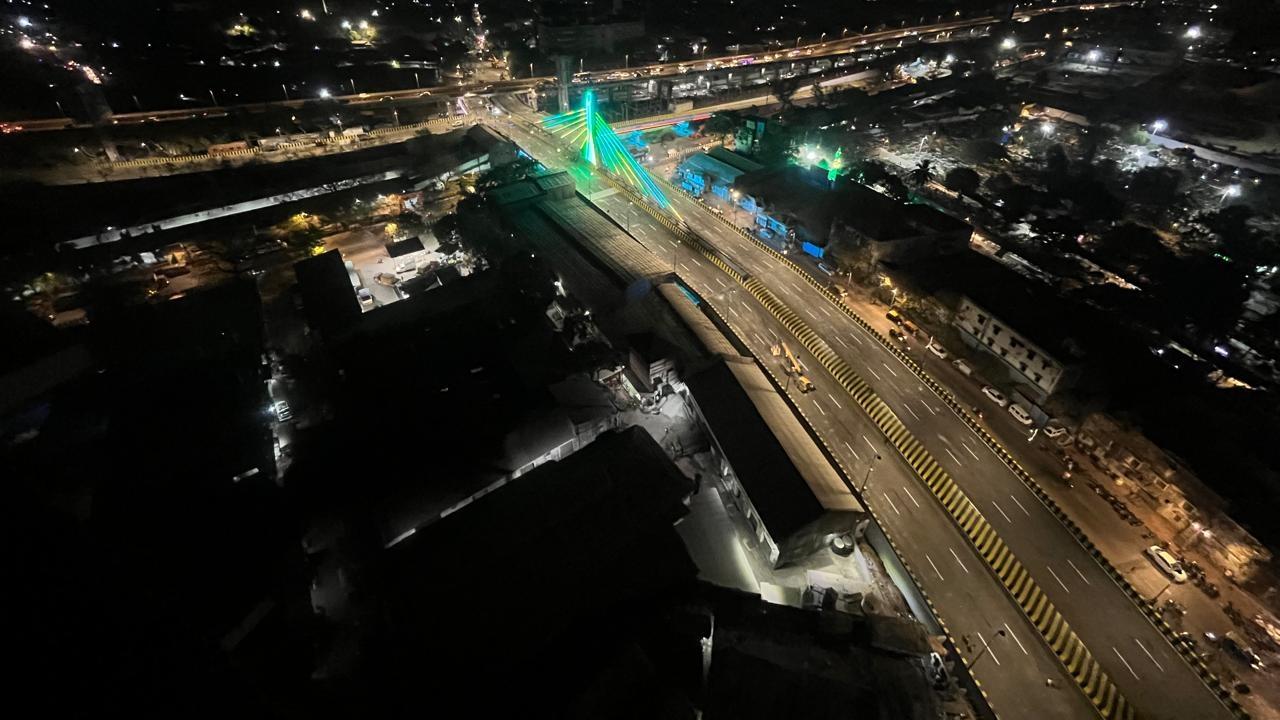 The Reay Road Bridge runs through the heritage Reay Road station connecting the Byculla East area passing over the harbour line to connect with the Mahul Road and the Eastern Freeway