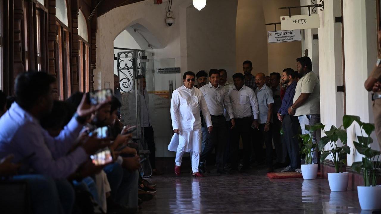 Raj Thackeray proposed ways to boost BMC's revenue, sources said. Pics/Atul Kamble