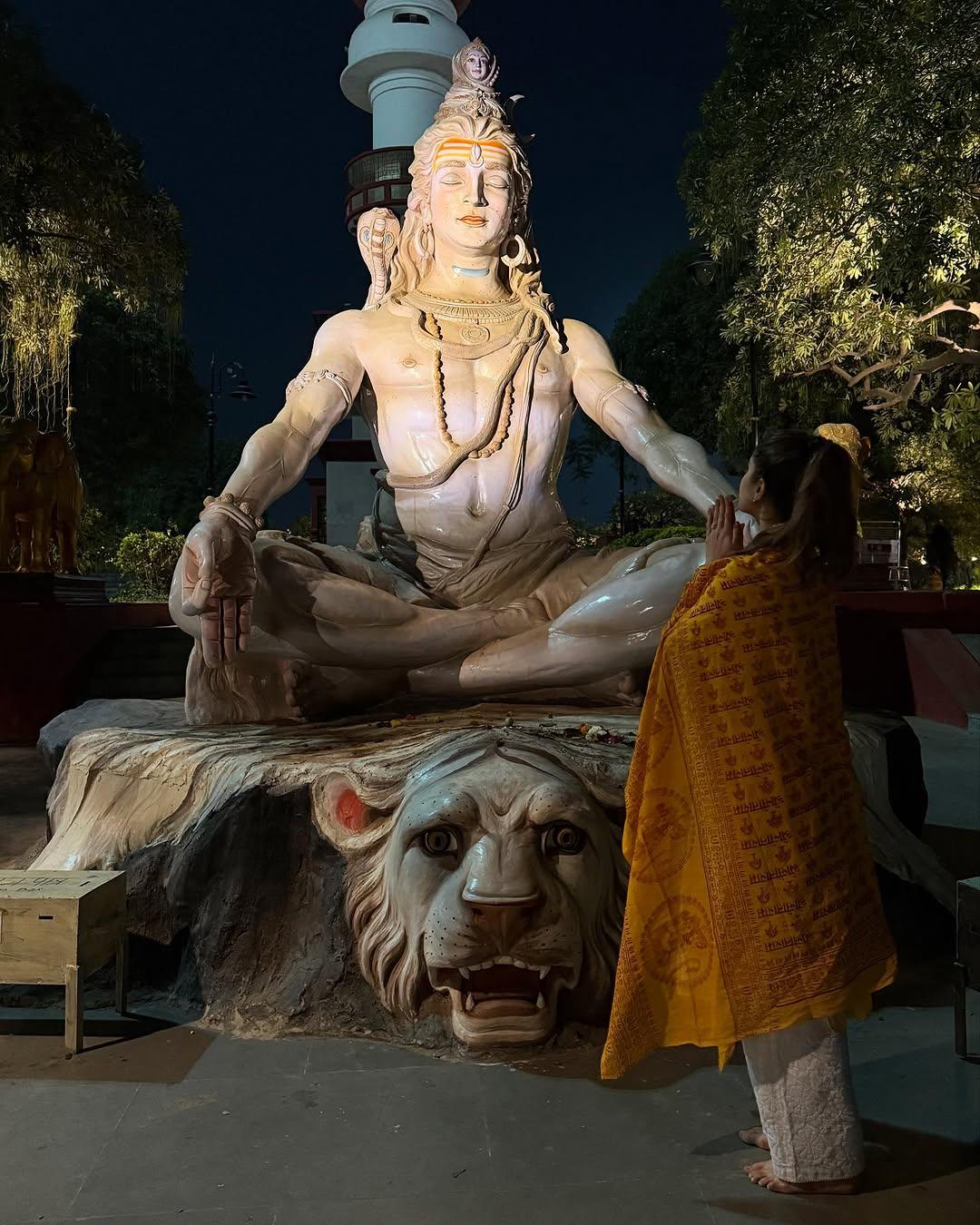 This picture shows Rasha standing in front of a grand and beautiful idol of Lord Shiva. The actress is seen praying with folded hands