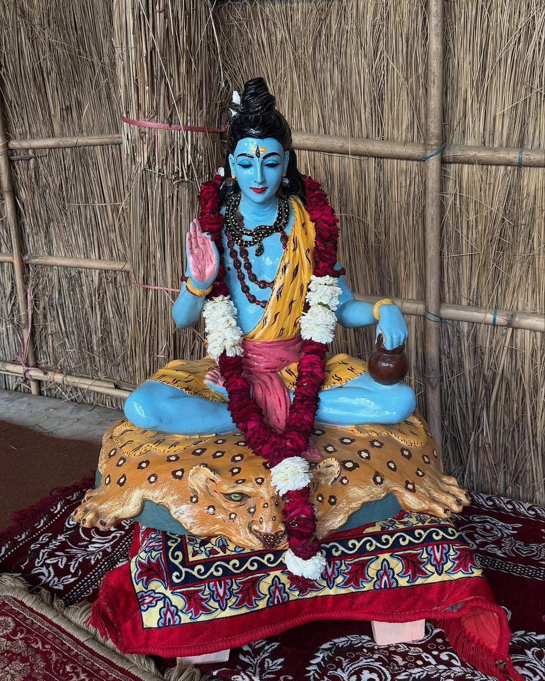 In this beautiful picture, Rasha shared a photo of Lord Shiva's idol