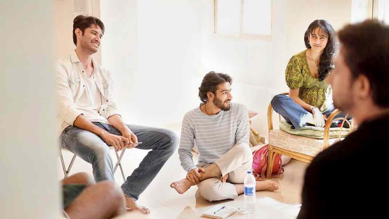 Participants interact with each other during a previous session