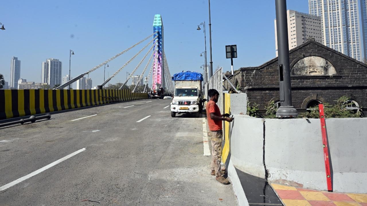 The city’s first cable-stayed road overbridge at Reay Road station is completed and has become one of the fastest ones constructed over the rail lines. The new bridge has six lanes and a footpath for pedestrians