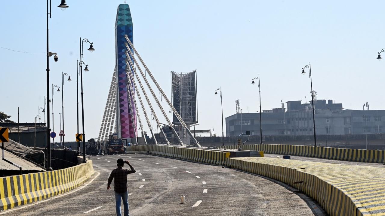 The bridge will allow traffic movement through the underpass of Barrister Nath Pai Road, and it will also maintain the required vertical clearance for passing of vehicles under the eastern freeway as per Indian Road Congress (IRC) standard